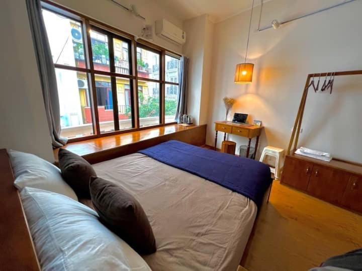 Nice Room Located Right Next To The Old Quarter Can Phong Nhieu Anh Sang Tai Ngay Gan Pho Di Bo Ho Guom Ханой Екстериор снимка